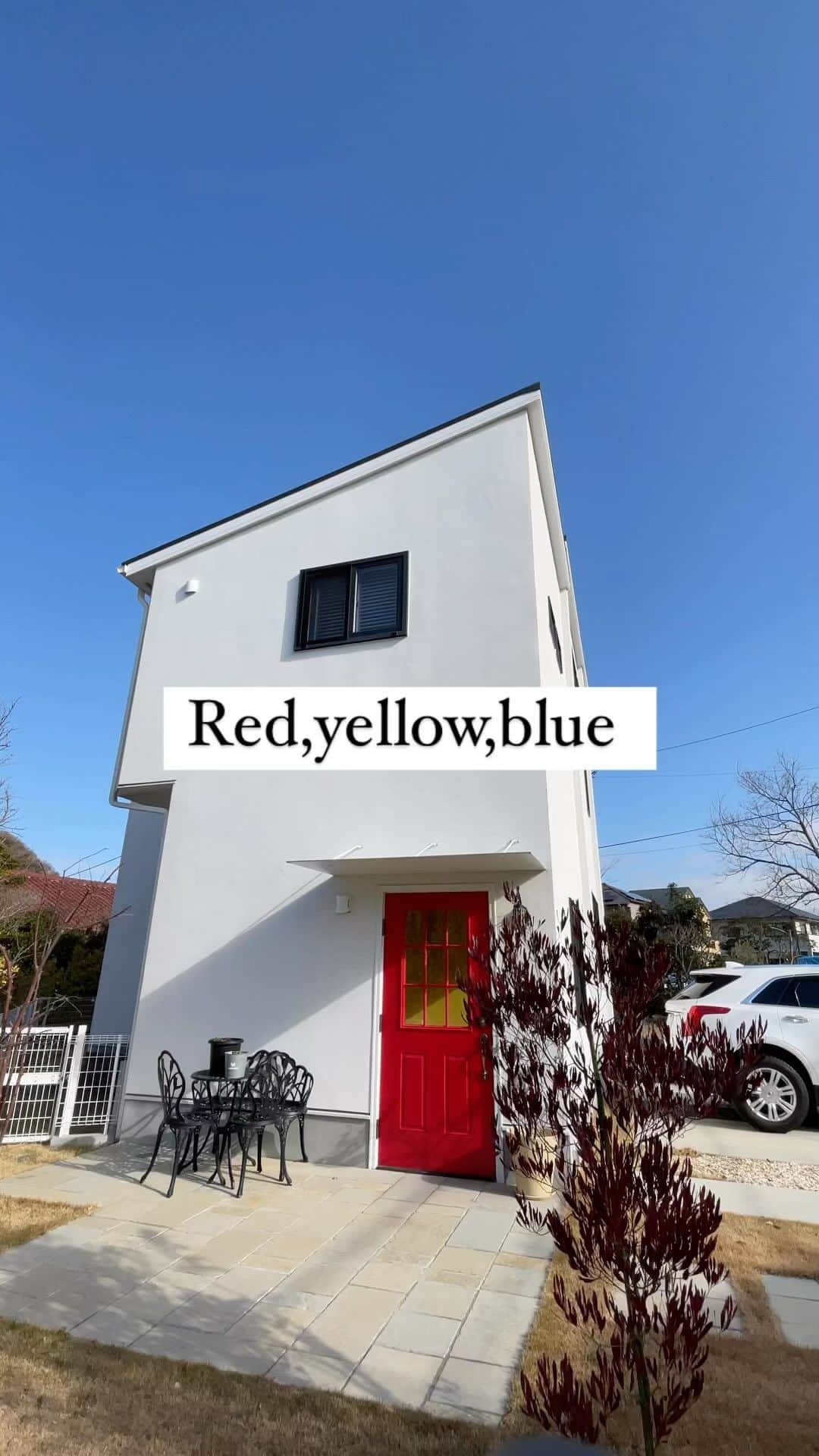 スターホームのインスタグラム：「『Red,yellow,blue』　　  人生を歩む中で、自分の好きを詰め込めるのが 注文住宅の醍醐味。  白の外壁に真っ赤なドアが可愛らしい。 その先に続く部屋は、派手なりがちな黄色の眩しさを程よく抑える絶妙な色味。  水色の壁紙は、好きなハワイを感じる色で。  ———————————————— more photos....>>@star_home_hayama ————————————————  わたしたち スターホーム は、 関わる人全てを幸せにする という経営理念のもと . 建築後をより大切に考えて 理想の暮らしを叶えるためのご提案とサポートを お客様と一緒に楽しみながら行っています。 . 逗子、葉山、湘南を愛し、 自然の中での暮らしを存分に楽しんでいる 私たちスタッフに あなたの憧れや悩みをお聞かせください！ . 『自然の中で愉しく暮らす』 スターホーム @star_home_hayama  #スターホーム #マイホーム #マイホーム計画 #マイホーム計画中の人と繋がりたい #新築マイホーム #家づくり #家づくり相談 #理想の家づくり #おしゃれな家 #明るい家 #明るい家づくり #湘南ライフ #湘南工務店 #湘南暮らし #工務店 #工務店探し #工務店選び #工務店がつくる家 #葉山 #葉山移住 #黄色の壁紙 #赤いドア」