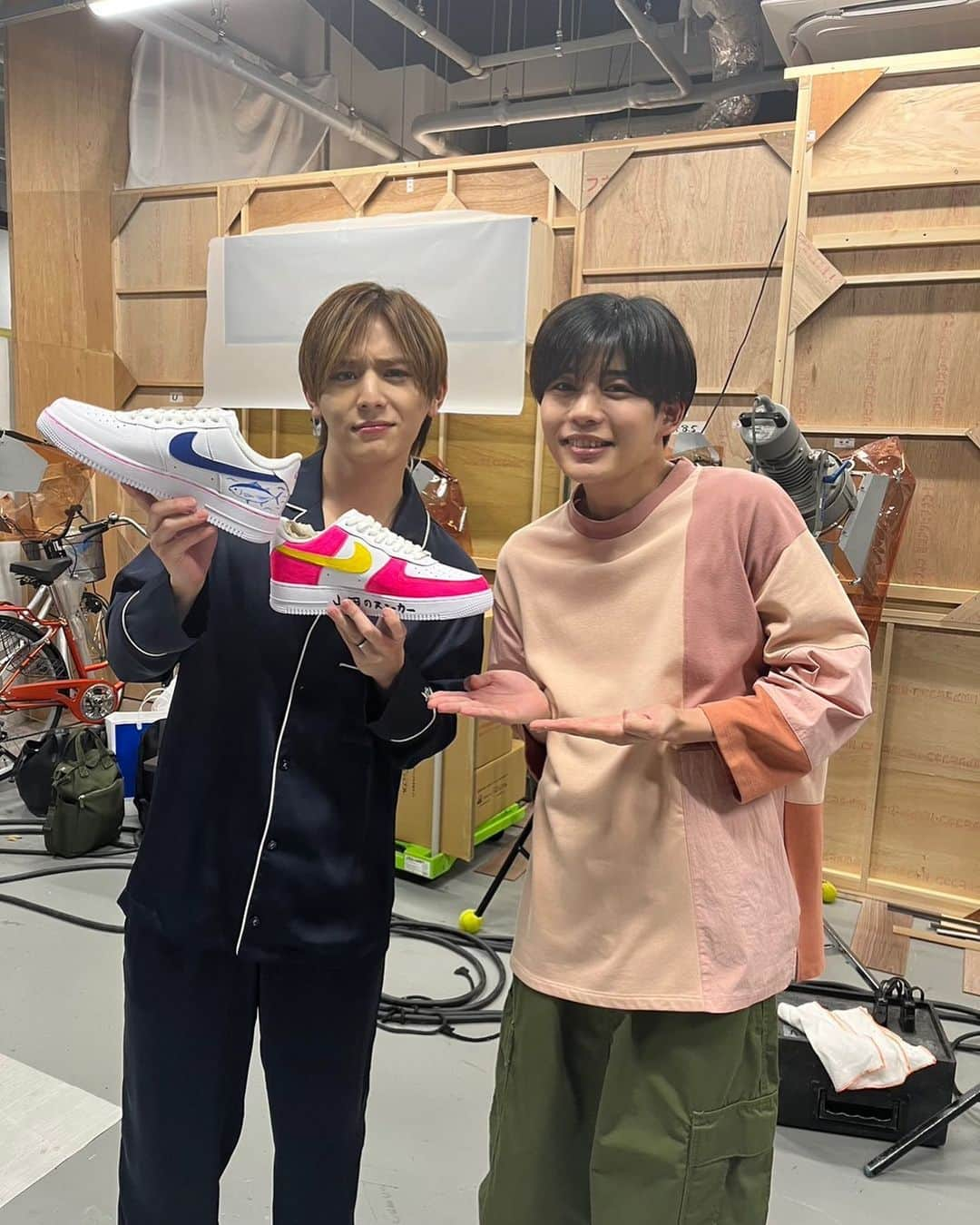 王様に捧ぐ薬指さんのインスタグラム写真 - (王様に捧ぐ薬指Instagram)「💍  ／ 　第7話の放送まであと2日👟🐟 ＼　　  先日放送された「#王様のブランチ」の 買い物の達人🛒🛍️ロケの時に #坂東龍汰 さんと #長尾謙杜 さんが心を込めて #山田涼介 さんのために、 オリジナルスニーカーを作成❕👟  完成品を無事にお渡しできたので記念撮影📸♡  第1〜3話と最新話はTVerにて見逃し配信中🕊 第7話の放送前にぜひおかわりお願いします💨  #山田涼介 (#HeySayJUMP) #坂東龍汰 #ばんちゃん #長尾謙杜 (#なにわ男子) #ばんながコンビ #山田のスニーカー #マグロの絵は告白です #王様に捧ぐ薬指 #王ささ  #TBS #火曜ドラマ  #第7話は5月30日よる10時放送❤️💛」5月28日 18時00分 - ousama_tbs