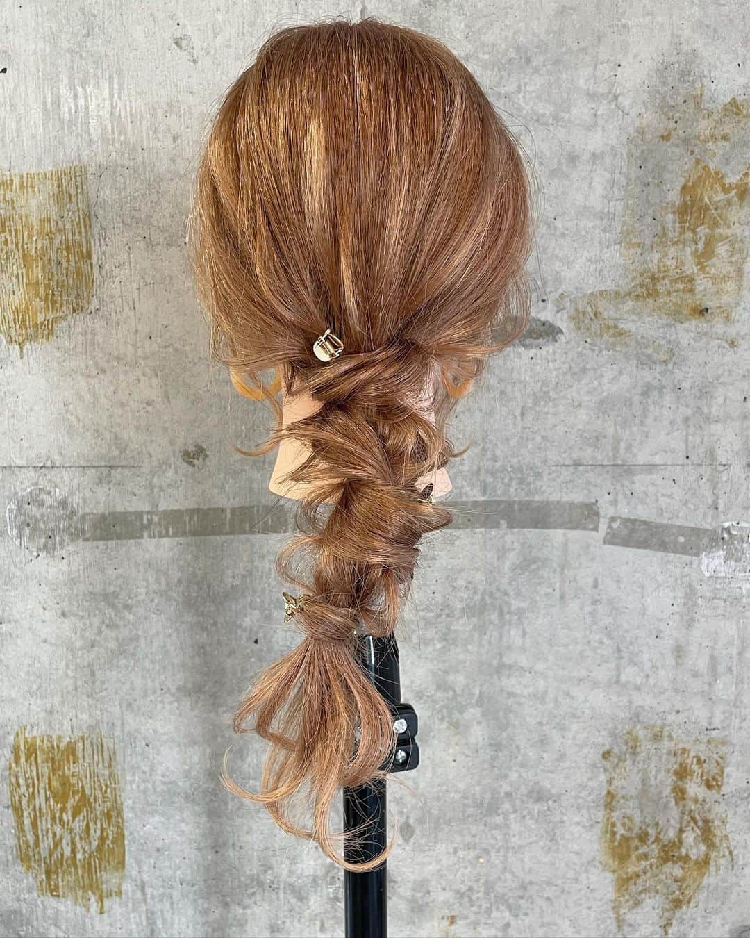 吉田達弥のインスタグラム：「動きのあるポニーテール💐  ゴールドのクリップ良い感じ👏✨  #ヘアアレンジ　#カット　#ヘアカラーベージュ  #ミントカラー  #レイヤーカットロング  #おくれ毛　#編み下ろし  #ヘアアクセサリー」