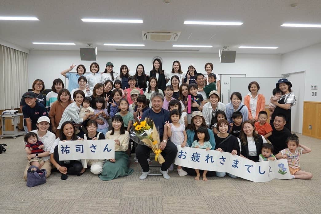 及川栞さんのインスタグラム写真 - (及川栞Instagram)「. Retirement ceremony of former company team head coach. Thank you for your hard work for 24 years.  私がプロになる前SONYでプレーした７年間、 本当にたくさんのこと学ばせて下さったゆうじさん。 色々なことがあったけど本当に感謝。 沢山の日本一を経験させてくれた人。 今の自分がいるのもこの時代があったから🏑🩷 ホッケーを通じて出会ったSONYの仲間たち、今までありがとう、 そしてこれからもよろしくお願いします！🤝 企画して下さった方々素敵な再会の機会をありがとうございました🙏  #ceremony#thankful#hockey#hockeyfamily#teammate#sony#former#company#international#humble#japan#gifu」5月28日 18時04分 - shihori.3