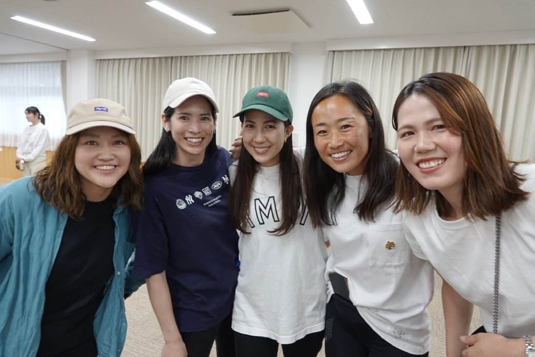 及川栞さんのインスタグラム写真 - (及川栞Instagram)「. Retirement ceremony of former company team head coach. Thank you for your hard work for 24 years.  私がプロになる前SONYでプレーした７年間、 本当にたくさんのこと学ばせて下さったゆうじさん。 色々なことがあったけど本当に感謝。 沢山の日本一を経験させてくれた人。 今の自分がいるのもこの時代があったから🏑🩷 ホッケーを通じて出会ったSONYの仲間たち、今までありがとう、 そしてこれからもよろしくお願いします！🤝 企画して下さった方々素敵な再会の機会をありがとうございました🙏  #ceremony#thankful#hockey#hockeyfamily#teammate#sony#former#company#international#humble#japan#gifu」5月28日 18時04分 - shihori.3