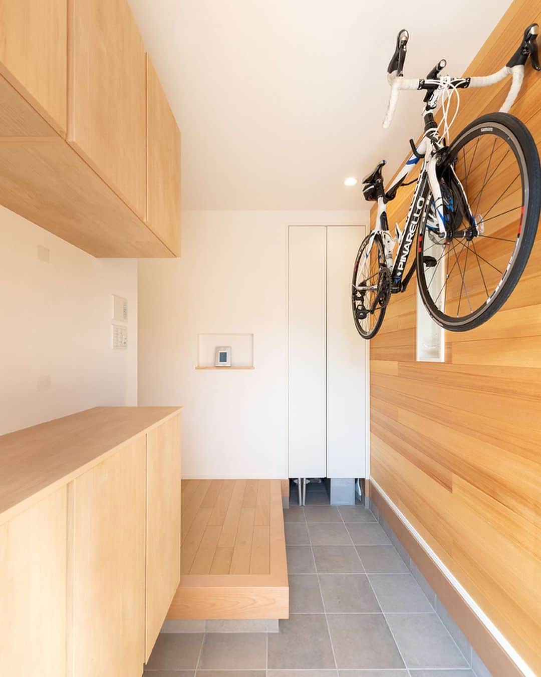 のインスタグラム：「玄関🚪 かっこいい自転車が飾られている玄関✨ 木目調とグレーのタイルですっきり 綺麗な玄関です。 シューズボックスもあるし、奥には収納も👌 利便性もバッチリな素敵な玄関です🧸 ⁡ ⁡ ⁡ ※モデルハウス展示場予約は、 　@dezao_kensetsuのURLに 　とんでいただき、「イベント予約」から 　お待ちしております🏠 ⁡ #注文住宅 #マイホーム #インテリア #新築  #リフォーム #リノベーション #家 #住宅 #interior #デザオ建設 #工務店 #一軒家 #日々 #マイホーム記録 #暮らし #リビング #おうち #玄関 #玄関ドア #玄関インテリア #玄関ホール #玄関タイル #玄関ティスプレイ #自転車収納 #玄関収納 #シューズボックス」
