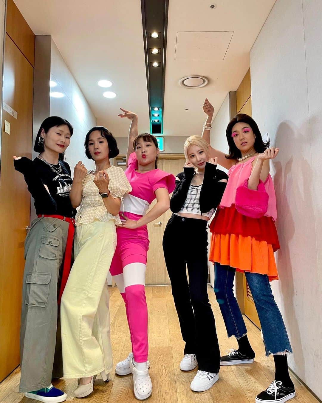 イ・チェヨンのインスタグラム：「코빅 깜짝출연✨ 감사했구..짱짱 재밌었어요!! 너무 너무 너무 잘 챙겨주신  은형언니, 선영언니, 수희언니, 은지언니  선배님 감사합니다🤍  2018년에는 진짜 엄청 떨려서 ‘딱 준비한 것만 잘하자ㅠㅠ’ 였는데  5년이 지났다구 이젠 떨지않고  고새 살짝 능청스러워진 것 같아요🫢  #술꾼동네여자들💚  #코미디빅리그 #코빅」