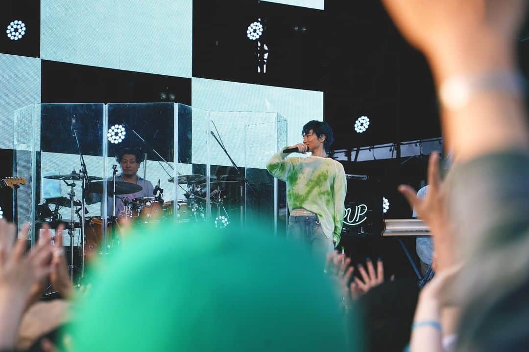 SIRUPのインスタグラム：「Green Room Festival今年もありがとうございました！ @greenroomfestival   今年は去年よりも解放的なムードでみんなとエネルギーの交換しっかりできた感じした  GRFはここにしかない気持ちいいムードが溢れていていつも最高なんよ  ツアー前に出れてよかった！明日からのツアーへのやる気がみなぎった💙  会場で待ってるぞ！ いざブルブラツアー🟦🟦  📸 @leoyoulagi   #greenroomfestival」