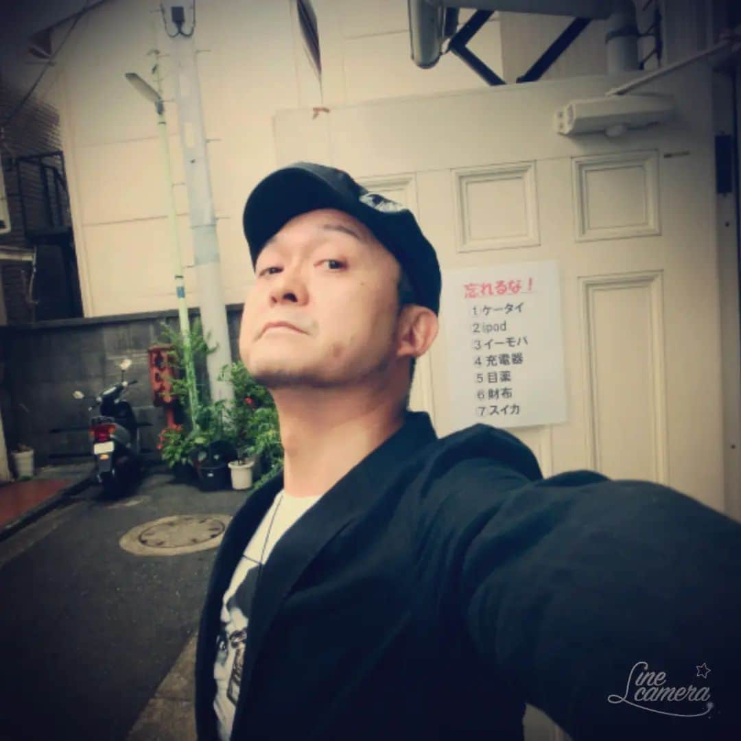 松本隆博のインスタグラム：「。⁡ ⁡おー懐かしい写真✨⁡ ⁡10年ほど前、旗の台に住んでた⁡ ⁡時の写真だ。‪(´•ᴗ• ก )‬՞ ՞⁡ ⁡ドアに貼ってある、忘れ物防止⁡ ⁡の紙に、ipod、イーモバがあるのが⁡ ⁡時代を物語る‪(´•ᴗ• ก )‬՞ ՞⁡⁡ ⁡⁡ ⁡財布より目薬が優先💦（笑） ⁡⁡ ⁡還暦少年 松本隆博⁡ ⁡」