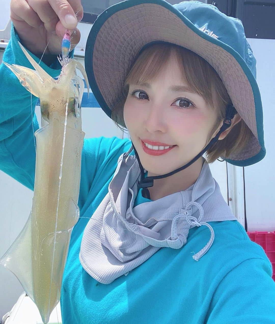 井上直美さんのインスタグラム写真 - (井上直美Instagram)「昨日は大和丸さんからマルイカ釣り🦑 出船前にJOKERのスッテを開発しているリカちゃんから「今日、秘密兵器持ってきたよ」と渡されたスッテがハマり後半は連チャンで秘密兵器スッテでよく釣れました(^^)秘密兵器はカラーだけでは無くてカンナ数が多く太さが若干太い大型サイズ狙いのスッテも出る様ですよ♡釣果は船長が良い群れに当てて下さり44杯でした（9割マルイカ）。 秘密兵器は数量限定で近々（明日？明後日？）に発売するそうなのでJOKERホームページなどをチェックしてみて下さいね。ご一緒して下さいました皆様、ワイワイどすこいありがとうございました(^^)  🐟タックルデータ🐟 ロッド♡アルファタックル アルファソニックマルイカ148MH リール♡テイルウォーク エラン SW VTN73L ライン♡アプロード ソルトマックス GT-R PE 0.8号 リーダー♡アプロード ソルトマックス ショックリーダーモバイル タイプＦ16lb よく乗ったスッテ♡JOKER 秘密兵器 サングラス♡宅配のめがねやさん 船♡小網代 大和丸さん  　#マルイカ　#JOKER  #アルファタックル　#サンヨーナイロン　#宅配のめがねやさん #大和丸　#マルイカ好きな人と繋がりたい」5月28日 12時50分 - naochingyo