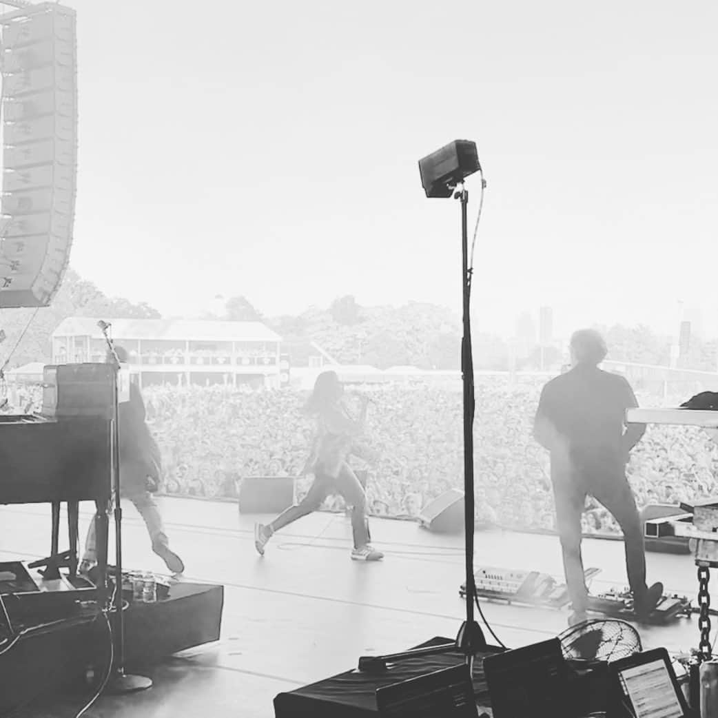 アラニス・モリセットのインスタグラム：「@bostoncalling  love youuuuuu. ❤️❤️❤️❤️❤️」