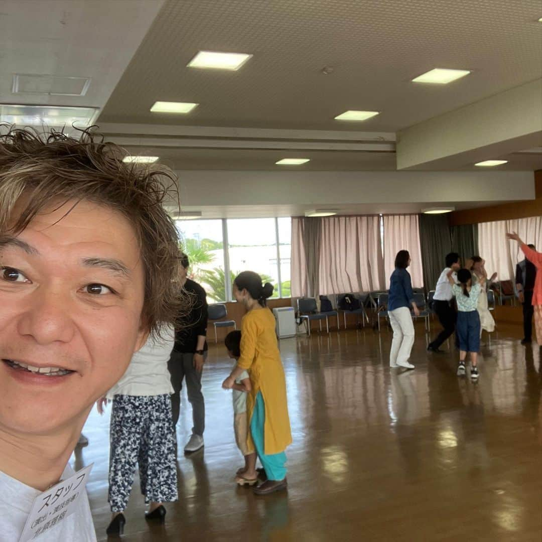 北原雅樹のインスタグラム：「昨日は、稲美町で演劇ワークショップでした！ 町民のみなさんはもちろん、町長や、町会議員さんも参加されて、大盛り上がり。  初心者の方でもできる、簡単なゲームからスタートしましたが、始まって10分で笑い声があちこちから聞こえてきました。  この輪を広げて、来年3月末の稲美町ミュージカルに繋げていければ幸いです！  北原、演出担当させて頂きます！  #稲美町  #ミュージカル  #稲美町ミュージカル  #中山町長  #水をもとめて」