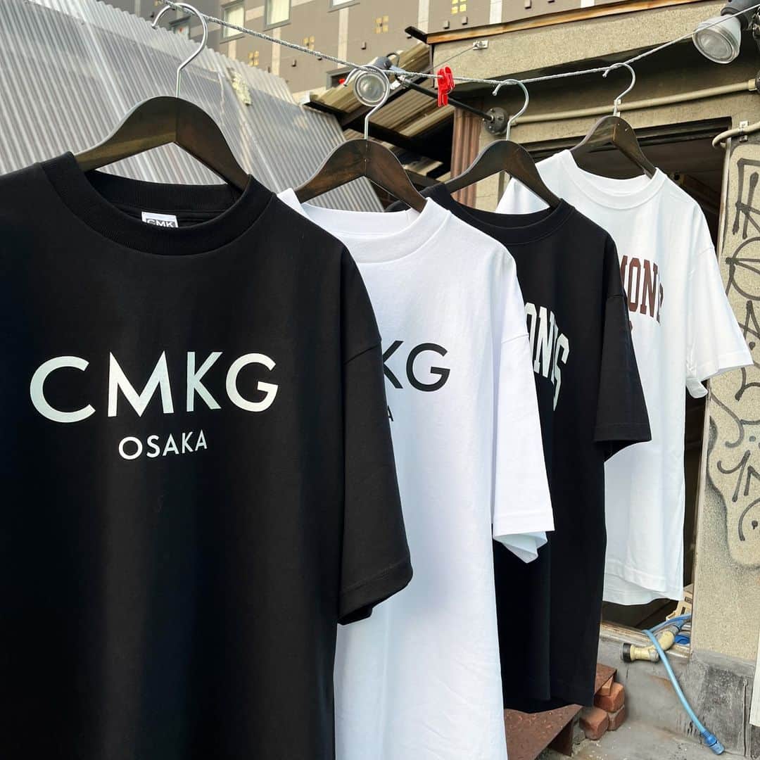 CMKgalleryのインスタグラム：「CMKG 2023 SUMMER 2nd LINE UP.  夏物第二弾の7モデルが新たに登場。 クラシックロゴシリーズの最新版を筆頭に Tシャツ、BBシャツ、セットアップと ボディに拘った豊富なバリエーションを展開。  ご購入は @cmkg_store  @cmkg_store @cmkg_store またはbioリンクより。  #CMKG#CMKgallery#CMKGWEAR」