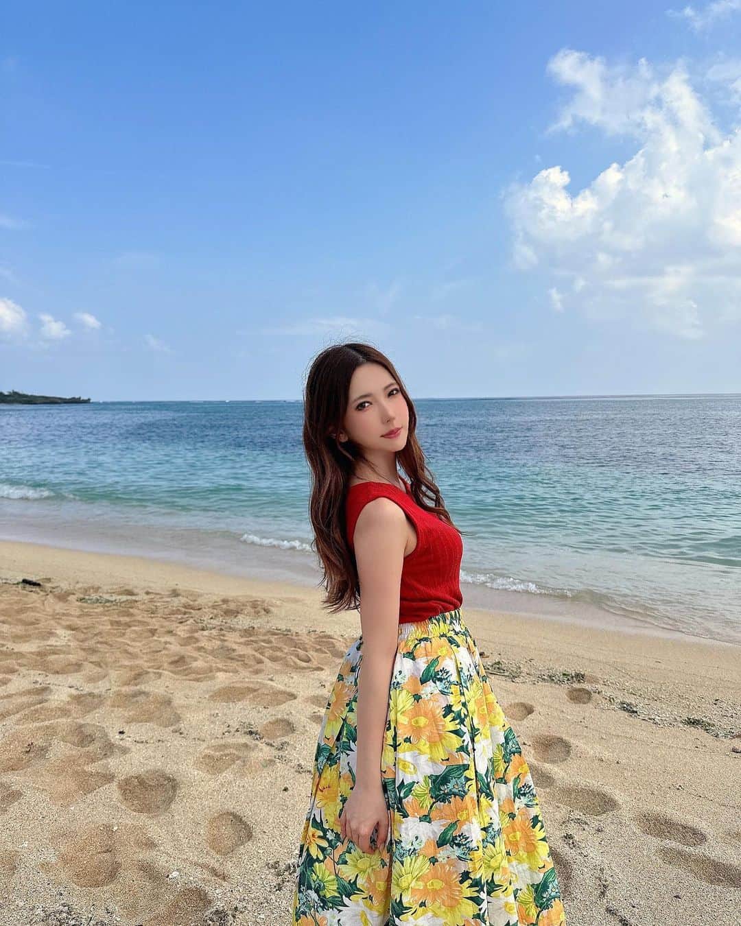 波多野結衣さんのインスタグラム写真 - (波多野結衣Instagram)「沖縄へ週刊大衆さんと実話さんの2社のグラビア撮影に行ってきました📷  梅雨入りにも関わらずこの2日間ちょうど晴れていて、スタッフさんに『ほんと晴れ女だね！』と言われました🤣☀  数年ぶりに大衆さんの沖縄でのグラビア撮っていただけて嬉しかったし楽しかったです☺🌈 . . #週刊大衆 #実話 #週刊誌 #写真  #撮影 #photo #沖縄  #いつもお世話になってます  #波多野結衣 #波多野结衣」5月28日 12時54分 - hatachan524