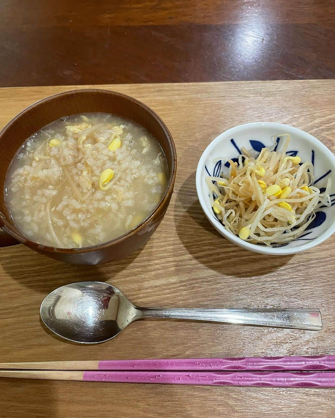 飯島直子さんのインスタグラム写真 - (飯島直子Instagram)「こんにちは^ - ^♪  今日も晴天です 5月も終わりそうです＾＾ はやいですね^ - ^  26.27日のへんじすこしです＾＾  娘♪8才誕生日おめでとう🎈  jk.sarmy〜おめでとう♪  57才誕生日おめでとう♪  ひな太一才🎈  猫くん６キロ！猫ちゃんぽっちゃりかわいいよね(´∀｀*)  検定合格！銅メダル！すごい！ おめでとう( ´ ▽ ` )  マルコ♡  金婚式！式典！楽しんできてね^ - ^  4ワン♪ハチ♪  katsuhisa〜53才おめでとう♪  ドイツはいい気候なのね( ´ ▽ ` ) 行ってみたい！  食べ物の失敗、柏餅の葉っぱ食べました 噛みきれませんでした  最近はごはんばかりたべてますが ずっとパン党でした^ - ^  水頭症次男手術… 手術の成功と回復ココロから祈ってる あなたも体調くずさないようにね がんばってね！！ᕦ(ò_óˇ)ᕤ  今朝は来客の予定があるので 残飯です  雑炊てきな(残)  豆もやし(白だし、レモン、裏表示記載)  午後のおやつを楽しみにすごしたいと おもいます＾＾  三枚目の写真は昨夜姉が突然持ってきた パンです あきらかに何枚か抜いた痕跡がありますね  さすがですね╰(*´︶`*)╯♡」5月28日 12時54分 - naoko_iijima_705_official