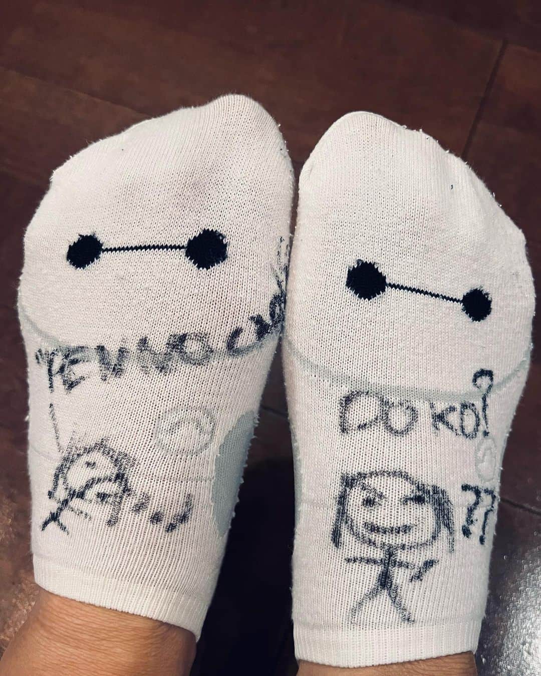 鈴木紗理奈のインスタグラム：「靴下にリオトからのメッセージとかイラスト書いてもらってて、それが毎度履くたび元気出るから追加で書いて欲しいとオーダー。  書いてる最中にマジックのキャップ見当たらんから、どこやった？！とキレてたらそれをイラストにされた。 PEN No  CAP DOKO? 右のイラストの私、落武者。笑  #riototomama」