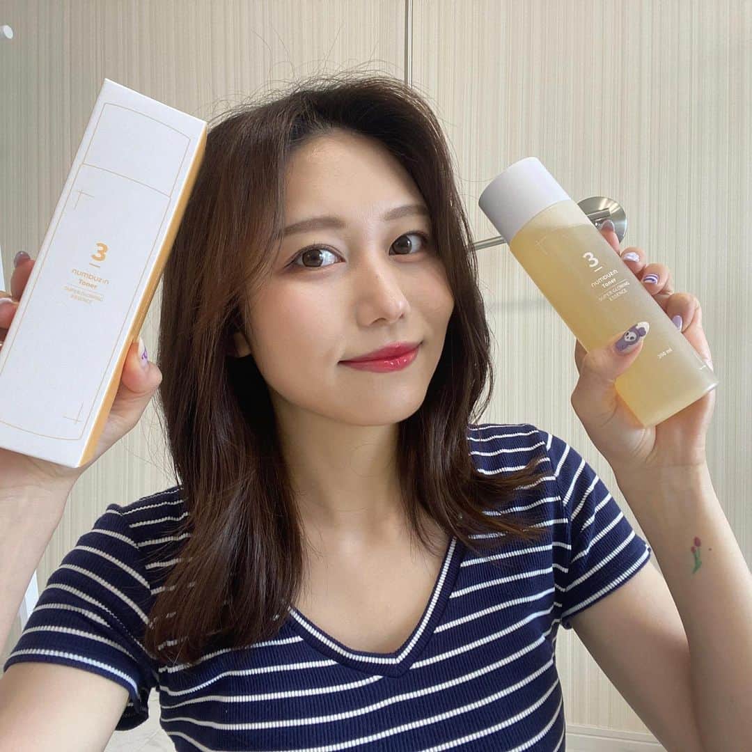 のインスタグラム：「私が今まで何度も紹介してきた韓国スキンケアって何が思い浮かぶ？これ覚えてる？笑 私的にリピしてるベスト3に入るのは絶対絶対ナンバーズイン(@numbuzin_official_jp )の3番のうるツヤ発酵トナー💫私の動画やインスタを見続けてる人にはもうみんなお馴染みだと思う（笑）  ナンバーズインはそれぞれの肌質に合わせてナンバーを選ぶんだけど外側は普通なのに内側が乾燥してるっていう特殊な混合肌の私には絶対3番のうるツヤ発酵トナーが合ってるんだよね 50種類の発酵成分含有で肌のツヤや弾力、くすみ、保湿、肌の栄養まで肌悩みを全般ケアしてくれるのが特徴👌🏻  エッセンスみたいな濃厚なテクスチャーで1日中しっとりする保湿感も隠れ乾燥混合肌にはありがたいし、前はオンラインでしか買えなかったけど最近はマツキヨ、ロフト、ドンキとかのオフライン店舗でも買えるようになったからストック切れそうになっても届くの待たなくて良くなったの嬉しい🤩  久しぶりにお気に入りを掘り返し紹介しました笑  #numbuzin #ナンバーズイン #化粧水 #ツヤ #PR #韓国コスメ #韓国スキンケア #発酵成分 #お気に入り #何回目の紹介かわからないくらいおすすめしてる笑 #久しぶりのナンバーズイン」