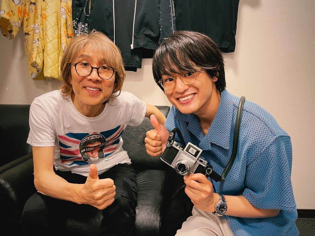 尾崎裕哉のインスタグラム：「THE ALFEEツアーに初参戦！ 聞いていた以上にスペクタクルでした。MCが素晴らしく面白いし、曲が変拍子で難しいのに会場の一体感すごいし、3人とも声タフだし、唯一無二だった。  桜井さん、坂崎さん、高見沢さん、ありがとうございました！  いつも楽屋挨拶しても写真を撮る機会あまりないけど、帰り際に坂崎さんとパシャリ。なんか似てる？笑  ちなみにこちらのカメラは坂崎さんから譲って頂きました！大切に使います！」