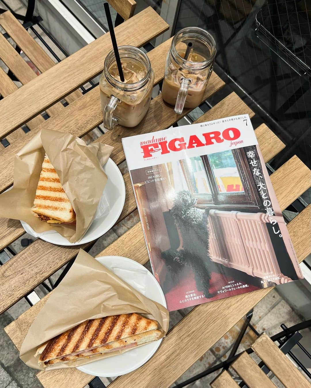 藤井悠のインスタグラム：「* カフェで 新しい号の @madamefigarojapon を熟読☕️🥪  タヒチ特集を担当した さやかさん @sykkt.26 が送ってくださいました📕🙏✨ いいなぁ〜♫ タヒチ行ってみたい☺️  ワンコ特集のページも可愛かったです🐕💕 #figarojapon #madamefigarojapon #フィガロジャポン #雑誌 #タヒチ #タヒチ特集 #犬 #犬特集 #ワンコ #ワンコ特集」