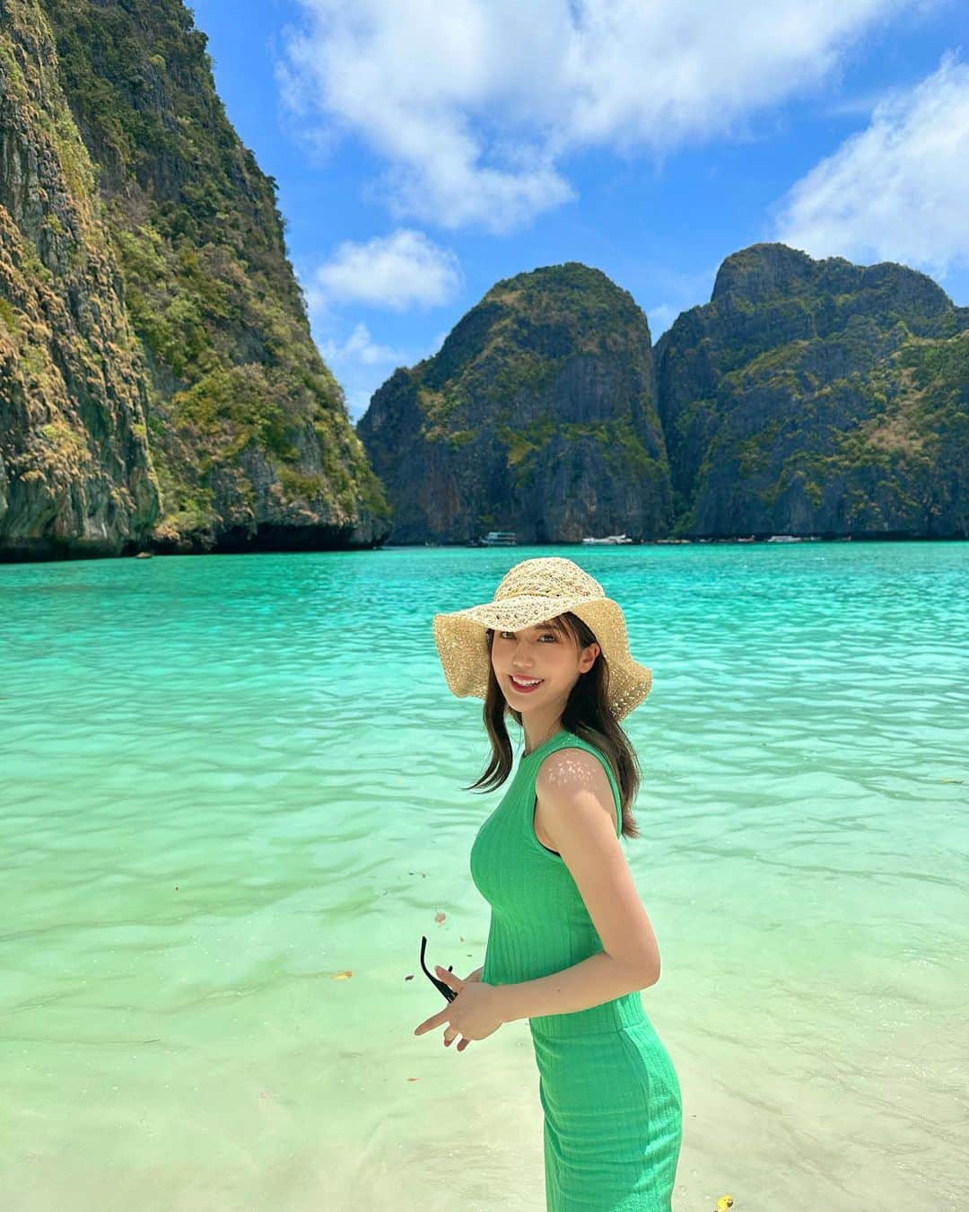 のインスタグラム：「夏、本番ですね🍉🌻🐠  プーケットの写真や動画たち。 また行きたいな。  みんなは夏の計画たてたかな？✨ 夏はイベントが盛りだくさんで、毎年あっという間に終わってしまう🥺  私はリゾートでまったりしたいな〜☺️🐠  今回みんなに紹介するのは、 夏にぴったりなイベントだよ✨✨🫧  韓国の夏を代表する大型音楽フェス WATERBOMBが日本に初上陸！ 韓国で圧倒的な人気を誇る大型音楽フェスでK-POPのTOPアーティストがたくさん登場するんだって〜✨  大量の水しぶきの中、観客とアーティストが一緒になって水鉄砲を打ち合う、新感覚の熱狂が味わえるフェス！🫧  韓国では即日チケット完売の大人気フェスらしくて、早めのチケット購入がおすすめみたい！  ■開催日程 大阪　7月15日(土)16日(日) 名古屋　7月22(土)23日(日) 東京　7月29(土)30日(日)  #waterbomb #waterbombjapan #ウォーターボム #ウォーターボムジャパン #フェス #夏フェス #PR #水着 #水着コーデ」