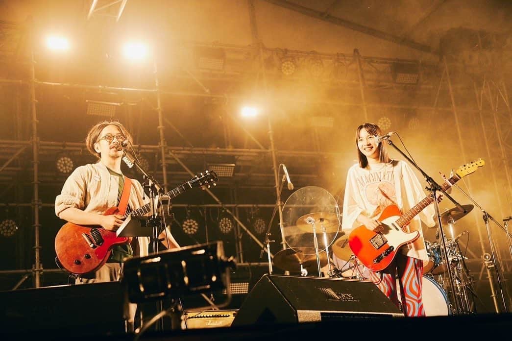 のん（能年玲奈）のインスタグラム：「びっくりしたーー。 アジカンのステージで 私が歌うなんて！  後藤さんに曲を作っていただき、アジカンの皆様と一緒にレコーディングしました！ アジカンの曲をコピーして一生懸命練習してた10代の私に教えてあげたい。  中学時代一緒にバンドを組んでたいとこから やば！って言われた。 やばいやばい。 今の私、最強。  Photographer: Tetsuya Yamakawa  #森道2023 #森道市場」