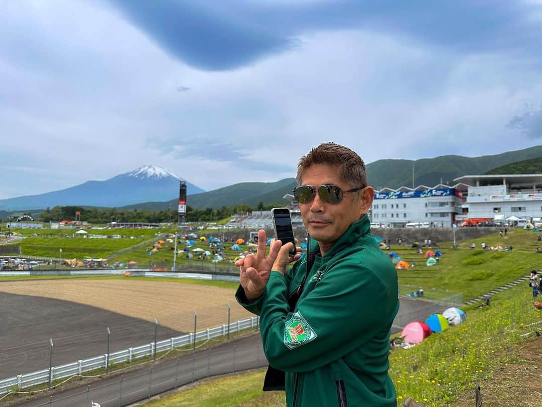 織戸学のインスタグラム：「キャンプしてるお客様 とても 楽しそうだ。  年々増えてるね。 これが毎年の楽しみに変わりますように。  もっと 出店とか 屋台とか  お祭りになれば さらに楽しいだろうなー  裏ではガンガンLiveとか、もうお祭りに行く観覚に。  #maxorido  @fujispeedway_official」