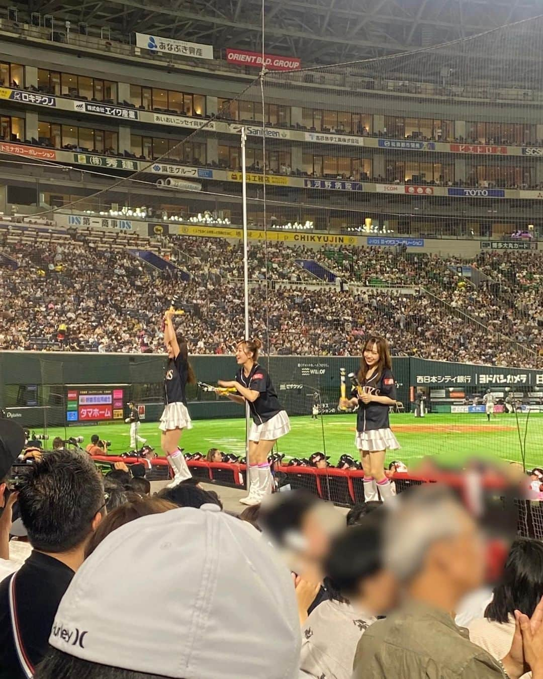 小林茉里奈さんのインスタグラム写真 - (小林茉里奈Instagram)「⚾️ 昨日はみなるんさんと一緒にホークス観戦へ📣  去年の #ファイト九州デー にダンスコラボでお世話になった #ハニーズ の皆さんを久しぶりに見られて、相変わらずキラキラしていてパワーをたくさんもらいました😆✨  #野球観戦  #paypayドーム  #ホークス #ソフトバンクホークス  #softbankhawks」5月28日 13時09分 - marina_k224