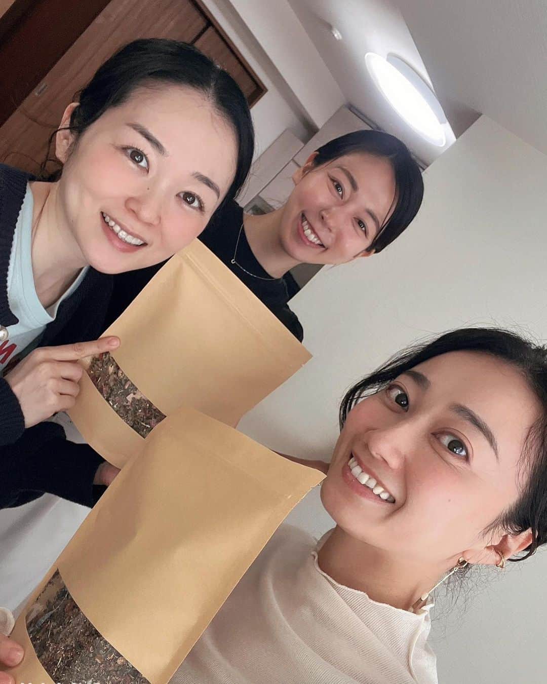 上野まなのインスタグラム：「🌿✨🫖  天宮菜生さんの紹介で、植物療法士の夏城らんかさんにハーブカウンセリングをしてもらいに行ってきました！  自分の身体の悩みをいろいろ聞いていただき、7種類のハーブを約一ヶ月分、調合していただきました🌿  お話してるだけで楽しくて元気になっちゃう♡カウンセリングも楽しかったし、仕上がったハーブが可愛い〜🌹（元宝塚劇団のお二人が美人なのは言うまでもない😍!）  ほんのりとハーブの味がして美味しくて、自分の体をこうして労わってあげる時間が持てると気持ちも安らぎます🫖✨  なおさん、らんかさん、素敵な機会をありがとうございました❤️  お二人は8月にハーブティーとエステを融合させたサロンを始められるそうです！！ 情報をチェックしてみてね🥰  #夏城らんか #植物療法士 #ハーブ #ハーブカウンセリング #元宝塚歌劇団  #天宮菜生  #上野まな #ハーブティー  #ハーブのある暮らし #🌿」