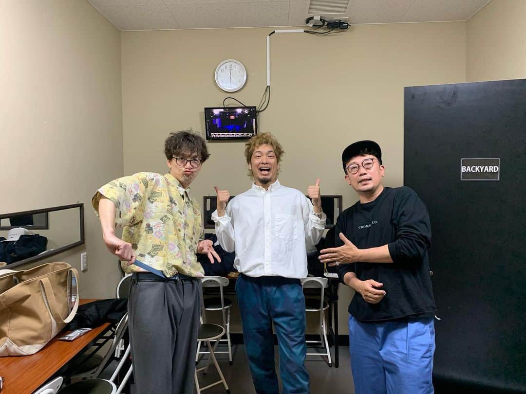 のインスタグラム：「昨夜はとても幻想的、ドリーミーなライブでしたw 須賀ちゃん、ノブさんに介抱されながらのライブでした😇本当にありがとうございました🍺 第二回も期待してます！佐伯さん、サムデー、カンバラくん、カゲくん、みんなありがとうございました😊」