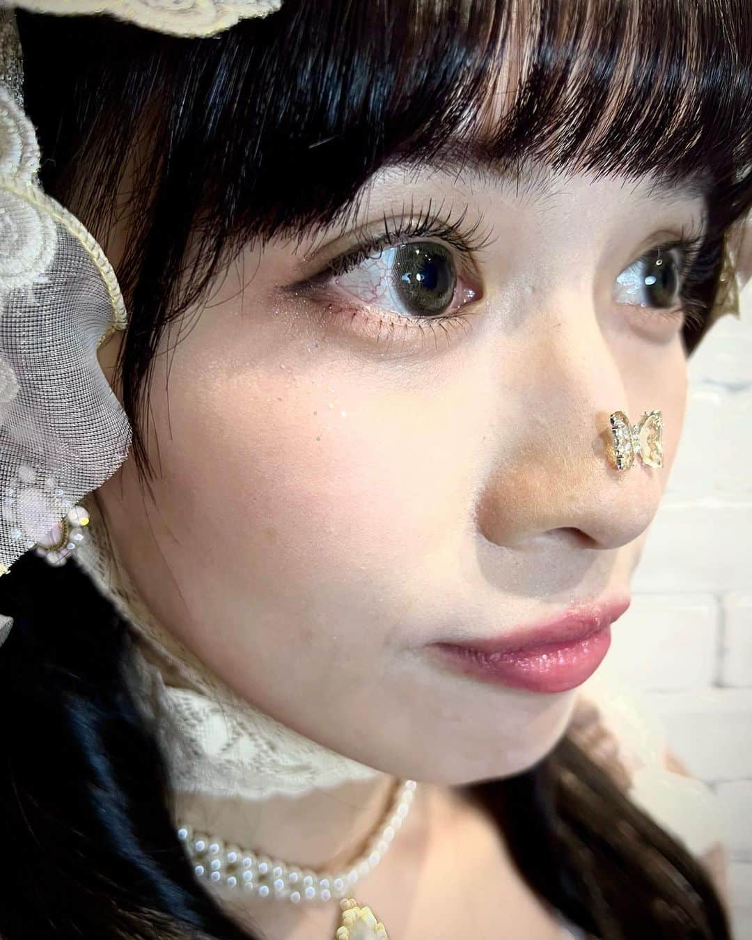 双木昭夫のインスタグラム：「昨日のヘアメイクのお仕事は鼻の頭に蝶々が付いてました」