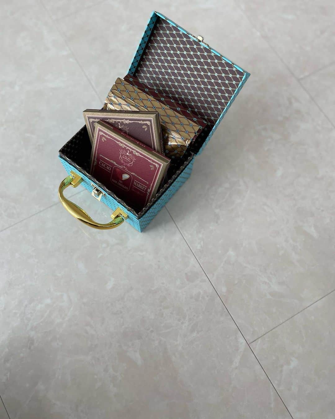 小林さりさんのインスタグラム写真 - (小林さりInstagram)「𓌉𓇋 ・ ・ NYで買ったチョコ𓈒𓏸 おもちゃ箱みたいな可愛いパッケージ♡ ・ ・ #マリベル #チョコ #NY土産 #ニューヨーク土産」5月28日 13時21分 - _____sari