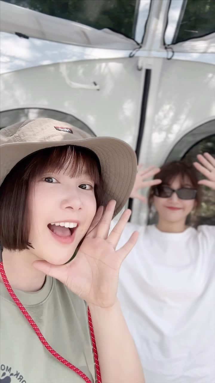 リー・ジャーインのインスタグラム：「今天天氣好好☀️太陽好舒服！ 來新竹開箱✨人生第一個車尾帳✨😛  很喜歡韓國帳篷的替換式透明窗戶🫧 等待三個月，開帳覺得好美很值得。  等等要去上坪溪釣魚 晚點再去吃新竹好吃的福建炒麵 完美的星期天🫶🏻  晚上9點YouTube 上新片喔！ 首播見💓「瑞士首都✨伯恩✨」 可以看到野生熊的世界文化遺產古城 很好玩的一個地方，影片也好看。  ⛺️ @camvil__  🧢 @nanga_taiwan  👚 @koojou.tw  🩳 @gallantoutdoor  🥾 @hoka_taiwan」
