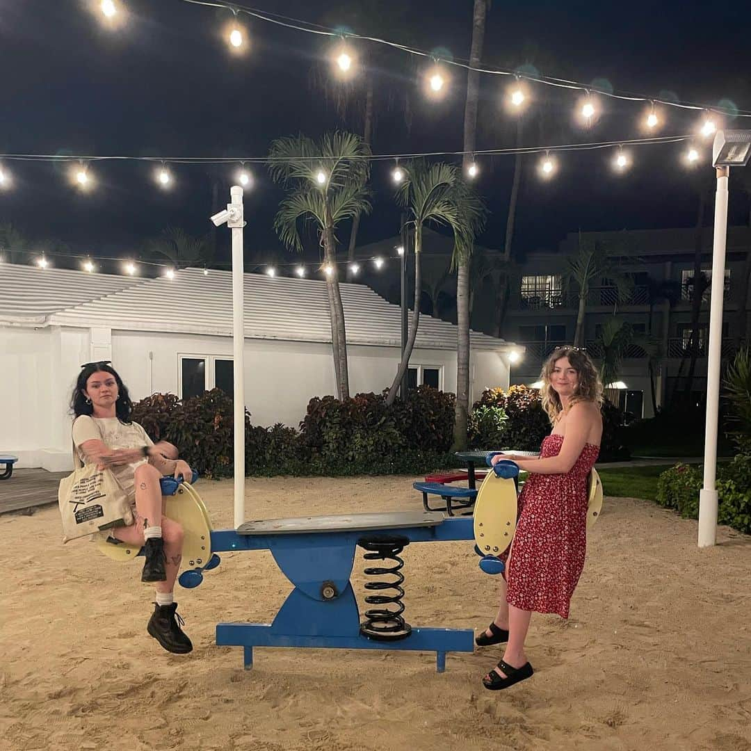 マーシャ・ゲイ・ハーデンさんのインスタグラム写真 - (マーシャ・ゲイ・ハーデンInstagram)「Beach buds in Turks & Caicos! Loved reading our books on the beach- with beautifully origami towels from JoMo! & Nadia was such a gorgeous guide! Families will love this @sandalsresorts @sandals_beaches especially families with kids! Thank you @initiativepr! Thank u #jamie. Thank u @gregcalejo 🥰」5月28日 13時29分 - mgh_8