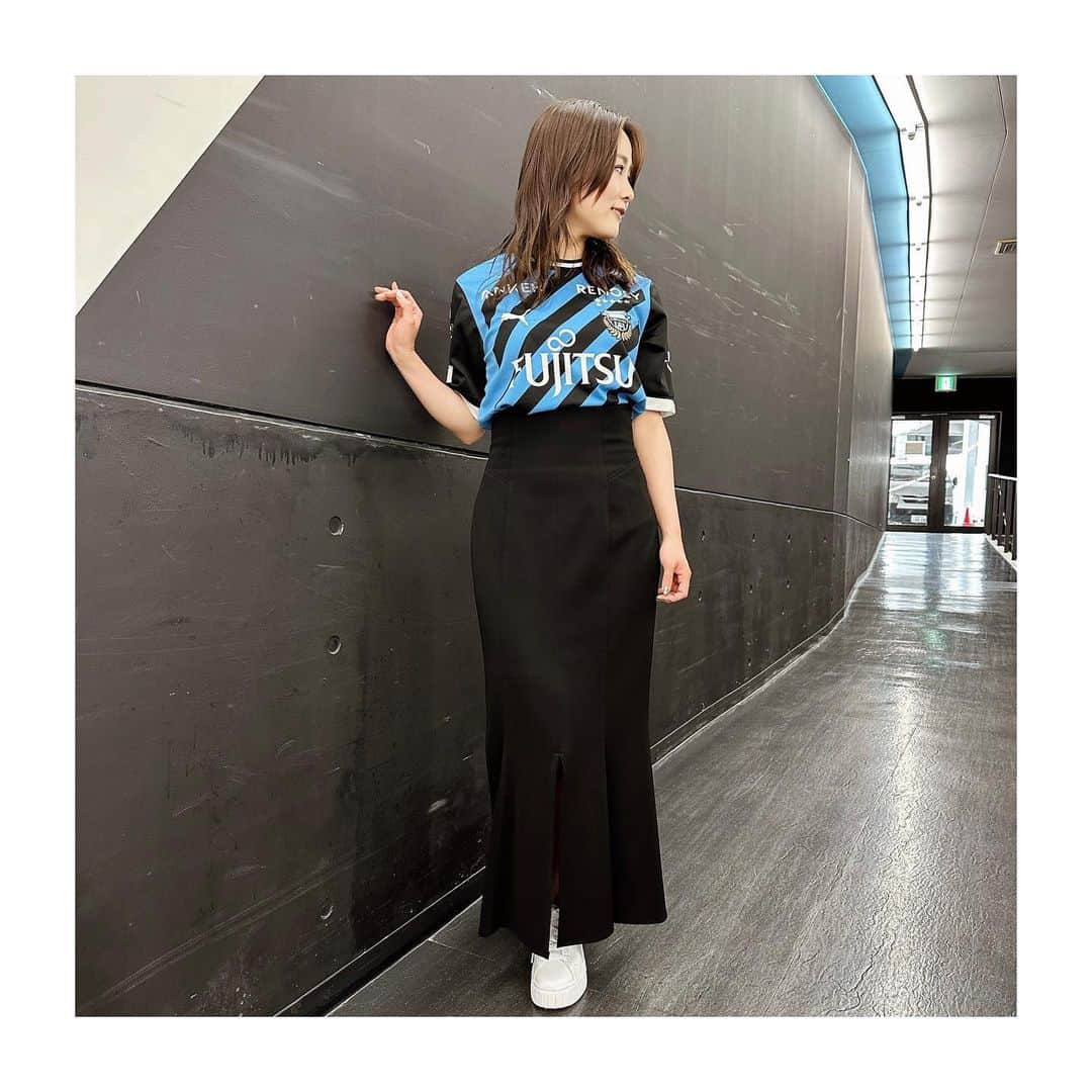 阿井莉沙のインスタグラム：「【#フロユニコーデ 】  乗り遅れましたが、、、！！！  今年も開催されている #フロユニコーデ  企画✨  いよいよ今日までです☺️！！ 私はBLACKのシンプルなスカートに @pumajapan  さんのスニーカーを合わせました🌟  ぜひみなさん等々力でお気に入りコーデを撮影してご参加ください😆！  _____________ 《参加方法》  ①川崎フロンターレ公式Instagramアカウント（@kawasaki_frontale）をフォロー  ②以下の「投稿写真について」「投稿方法について」の要項をご確認いただき、期間内にご投稿ください  ◇投稿写真について  ・必ず川崎フロンターレのユニフォームをご着用ください。（2023シーズンユニフォーム推奨）  ・極力全身のコーディネートが映るようご撮影ください。  ・撮影場所は問いません。  ※撮影時、周囲の方の通行の妨げにならないよう、またご迷惑をおかけすることのないようご注意ください。  ◇投稿方法について  ・「#フロユニコーデ」のハッシュタグを必ずつけること。  ・ユニフォームコーディネートのポイントをキャプションに記載すること。  #frontale #川崎フロンターレ #等々力陸上競技 #フロユニコーデ」