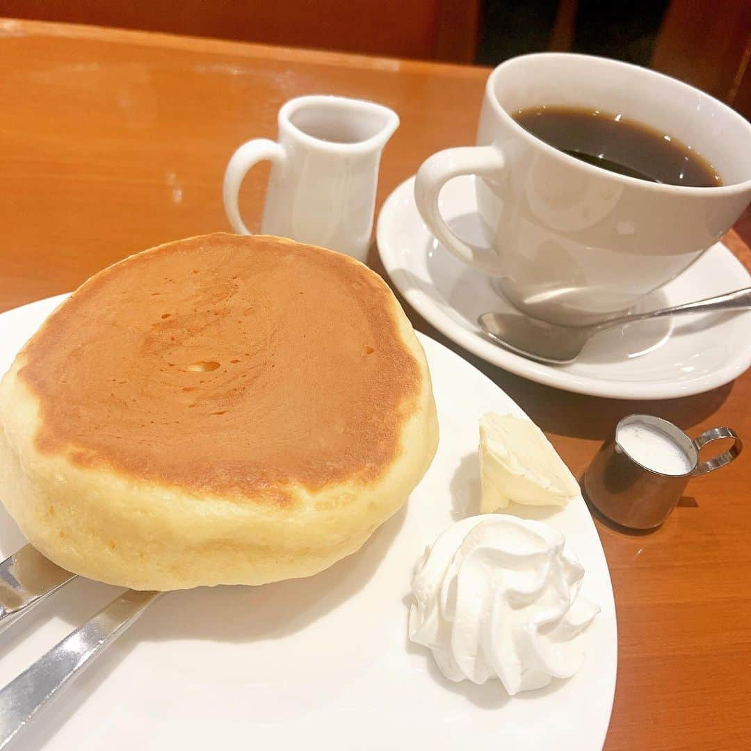 小板奈央美さんのインスタグラム写真 - (小板奈央美Instagram)「時たま食べたくなるパンケーキだけど、 ふわふわスフレ系も良いが、 喫茶店のパンケーキが結構好きだったりする🥞☕️ ・ ここのは銅板で焼くホットケーキで、分厚く、しっかり中身がつまっている！ バターと生クリーム、甘さ控えめなシロップが添えてあって、1枚でお腹一杯✨ ・ これで、1枚360円なのよ！！ 店内も落ち着いてるし、マジで家の近くにあったら通いたい🤤 ・ ・ #こいたチャン の#カフェ #パンケーキ 巡り記録📷」5月28日 13時33分 - na0mi1003