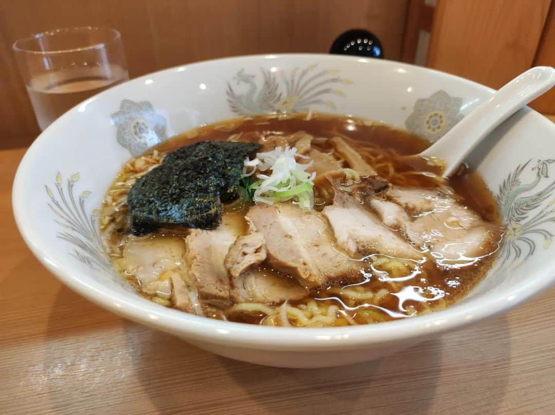 つけMen野郎のインスタグラム：「ちゃあしゅうそば 中華そば 辻 飯田橋で鰻食べようと思ったら間に合わなかった。そういえばびぜん亭の支那そばの味を継いだお店が出来たとのことでそちらへ。ちゃあしゅう甘めの味付けにとろける柔らかさでうまい。ほっこりする味わいで心が落ち着く。雰囲気も変われば味も変わるのは当然だが、あの名店の味を汲んだ一杯を食べられるのは嬉しいことだ。」