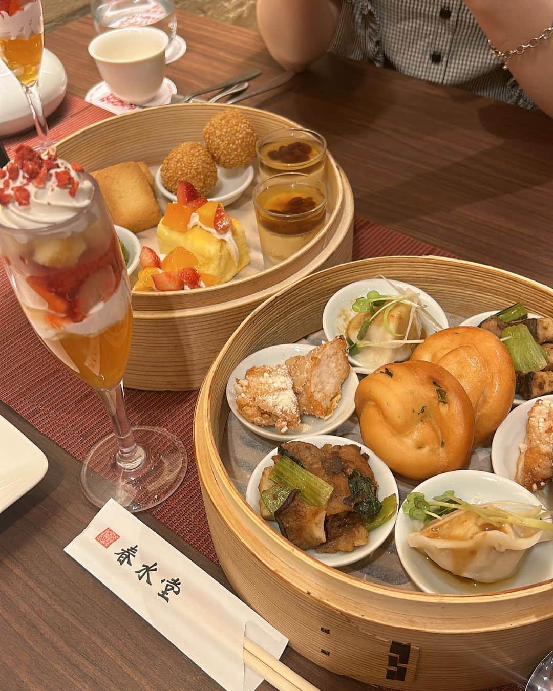 麦さんのインスタグラム写真 - (麦Instagram)「. . ちょっと前にりさと行った @chunshuitang_smc のアフヌン🥰 . お食事とデザート どっちも楽しめて美味しかった🤍 . . タピオカも超久しぶりに飲んだ〜！ . . . . . .」5月28日 13時45分 - _naa525_