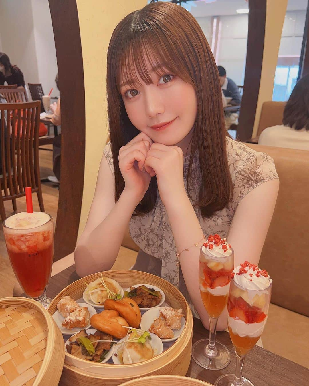 麦さんのインスタグラム写真 - (麦Instagram)「. . ちょっと前にりさと行った @chunshuitang_smc のアフヌン🥰 . お食事とデザート どっちも楽しめて美味しかった🤍 . . タピオカも超久しぶりに飲んだ〜！ . . . . . .」5月28日 13時45分 - _naa525_