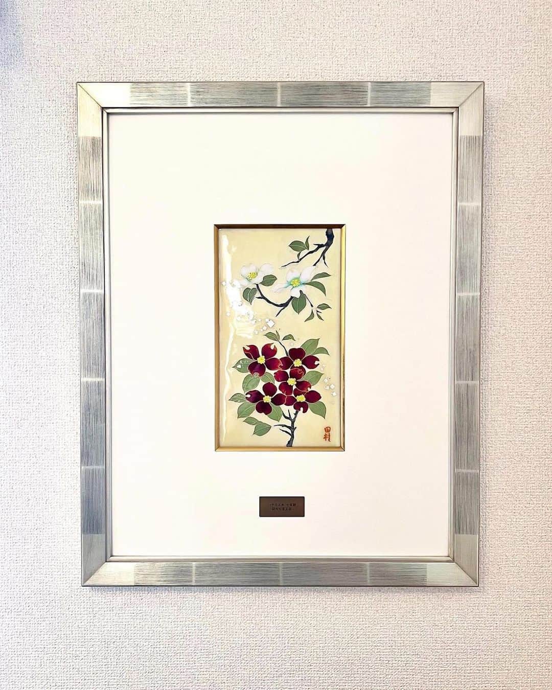 のインスタグラム：「[New Art Works. 2] 'flowering dogwood design, cloisonne ArtWork'.  Tamura Cloisonne Art Works was installed in the government building of Ama City, Aichi Prefecture, where the town of ShippoCloisonneEnamel is located.   #AmaCity #AichiPrefecture  Tamura Cloisonne Artworks are displayed as artworks in the newly constructed government building.   The local company Kawamura Sangyojo ordered 9 large artworks as a donation!  We had a lot of fun making them. Thank you very much!   #artwork  #artgallery   【お知らせ 新庁舎作品】1 「ハナミズキ文様 七宝額」  七宝町のある愛知県あま市の庁舎に 田村七宝工芸の作品を納めさせていただきました！   #あま市  #愛知県  庁舎が新しく建設され館内のアート作品に田村七宝工芸の作品が掲示されています。地元企業の河村産業所さまからの寄贈という形でオーダーくださり、大きな額を9作品！  とても楽しくお作りさせていただきました。誠にありがとうございました…！   #artgallery  #artist   #arthistory」