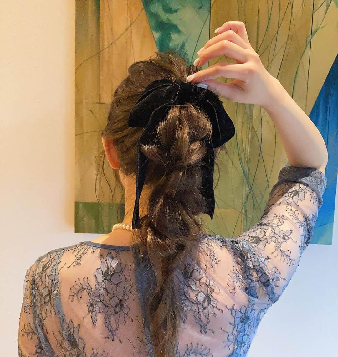 宮﨑真実さんのインスタグラム写真 - (宮﨑真実Instagram)「ヘアアレンジ🎀  #ヘアアレンジ　#韓国ヘア #リボンアレンジ #リボンヘアアレンジ #ベロアリボン #二次会ドレス #二次会ヘア #二次会ワンピース #kaen #ドレス　#お呼ばれヘア #お呼ばれコーデ #お呼ばれドレス #お呼ばれヘアアレンジ #お呼ばれスタイル #コーデ　#ootd #ootdfashion  #dress #ガーデンテラス　#ガーデンテラス長崎 #長崎美容室 #春コーデ #春服コーデ #韓国ファッション #簡単ヘアアレンジ #髪型アレンジ #髪型　@kaene_official #あみおろしアレンジ #あみおろし」5月28日 13時55分 - miyazakimami.spocom