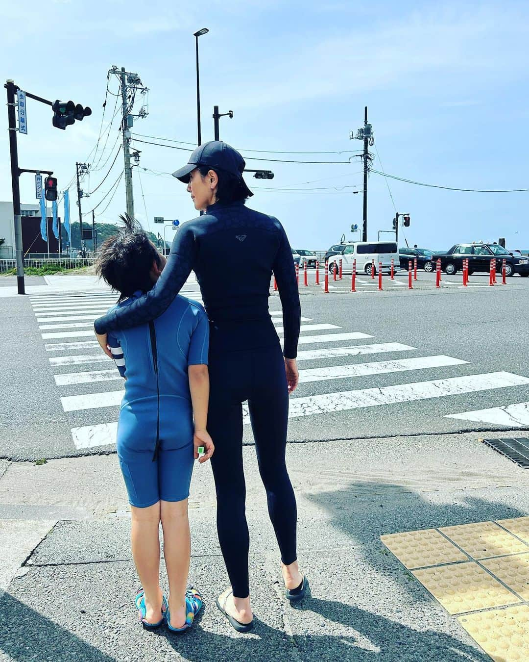 長谷川理恵さんのインスタグラム写真 - (長谷川理恵Instagram)「2023年初入水🏄 親子ダンスも楽しいけど親子SURFもね🌊✨✨ 波にはあまり乗れなかったけど、海水にもまれてスッキリ浄化🙏 海のパワーはすごい🌏 たまには海に入らなきゃだね！ そして鎌倉の仲間達のおかげで安全で楽しく海遊び 自然とみんなが笑顔に☺️ 最高‼︎‼︎ありがとう🧡 夏はこれからだよ〜🏖️ #鎌倉 #surf #relax  #鎌倉住んでてよかった」5月28日 13時50分 - rie_hasegawa