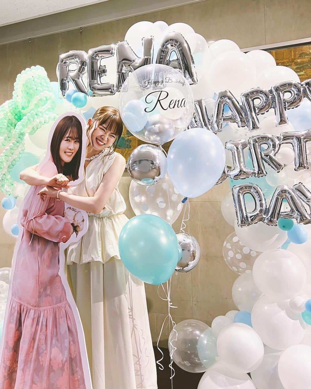 のインスタグラム：「. 26thバースデーイベントことファンミーティングにお越しくださった皆様、ありがとうございました🌼 フォトスペース、どんな感じで撮った？私は捕獲してみた。  やさしい方々に応援していただけて心強いです。 おかげ様で自分らしく穏やかに過ごせています。 不器用なところもありますが、これからも皆様に楽しんでいただけるように、私自身も楽しみつつ頑張ります🐏  ファンの皆さんと一緒に撮った写真や動画は その場で許可をいただいて当日中にTwitterと ファンクラブ内のブログに載せさせてもらいました！ 　 そしてサプライズでメッセージ動画を寄せてくださった @harisenbon_haruna さん、@igetahiroe23 ちゃん、 CBCテレビ 永岡歩アナウンサー！ 本当にありがとうございました🫶🏻嬉しかったです🫶🏻 .」