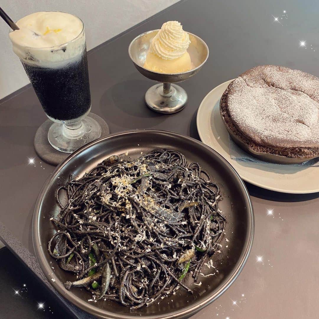 伊藤芽衣のインスタグラム：「2回目の、 マンガギャラリーカフェ！ "The Unknown cafe Gallrey" ⁡ @ukcg_jp  ⁡ お料理も店内もモノクロで 統一されていて、 とてもおしゃれな無機質カフェ♡ ⁡ 前回とても気に入ったので リピートしちゃいました！ ⁡ 頼んだのは オムライス パンケーキ モノクロレモネード 黒いナポリタン♡ ⁡ パスタ、 前回もびっくりしたけれど、 今回はさらにパワーアップした 黒いナポリタン♡ ⁡ こちらも しっかりナポリタンでした！ ⁡ はじめて行ったときは まだまだ穴場だったのですが、 ⁡ もう満席で…！ 人気カフェでした♡ ⁡ お料理もおいしいので おすすめ♡ ⁡ ⁡ #原宿カフェ　#神宮前カフェ #原宿ランチ　#原宿めいちカフェ巡り #無機質カフェ　#2dスイーツ」