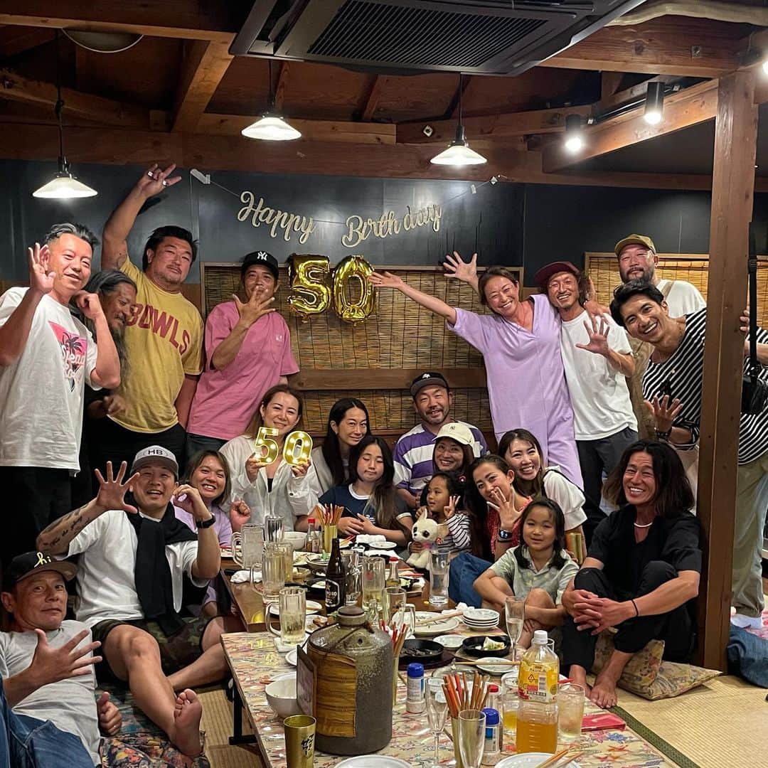 佐々木明のインスタグラム：「湘南に住むきっかけとなった @alohanamijiro and @samicrown_lens 夫婦。 ナミ50バースデー🎂 湘南の家族みたいな仲間達と過ごして また頑張ろうって思えたのも仲間のありがたさです。  また3年後には湘南に戻って住んでると思うけどそれまでは日本にいる間は週末に通う感じで行きますのでこれからもみんなよろしくどうぞ。  ナミさんおめでとうーー！！」