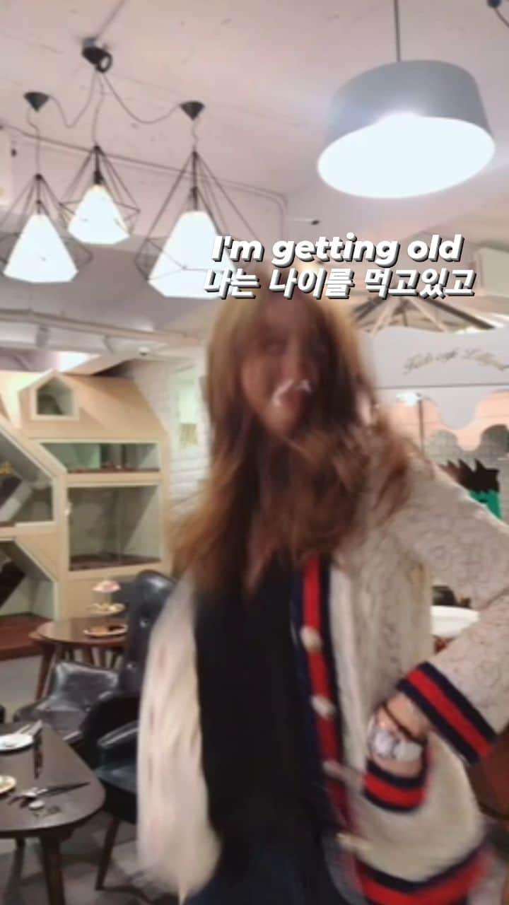 ユ・ハナのインスタグラム：「I'm getting old  And I need to get my life together  But l'm gonna keep sitting here in denial  Waiting for my hogwarts letter!  #호그와트입학통지서」