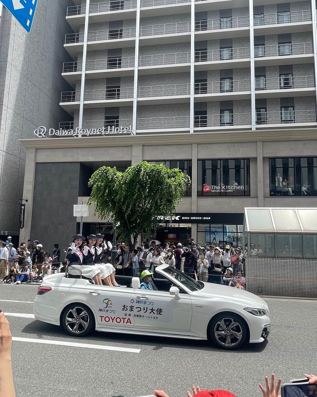 兵庫トヨタさんのインスタグラム写真 - (兵庫トヨタInstagram)「【第50回神戸まつり】 本日の神戸まつり、おまつりパレードにてクラウンオープンカーを兵庫県オールトヨタとして提供しています。14時30分頃にはC+walk Tがパレードに登場します！  #神戸まつり #cwalk」5月28日 14時11分 - hyogo.toyota