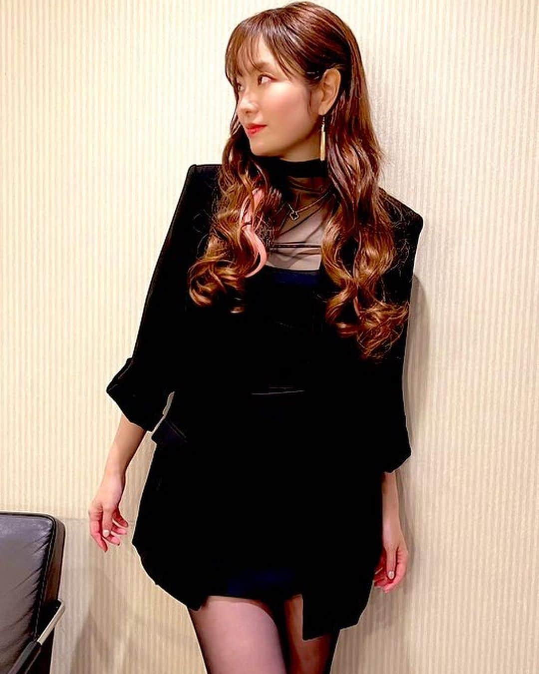 SHUUBIさんのインスタグラム写真 - (SHUUBIInstagram)「この写真（衣装とヘアメイク）にたくさんの反応をいただいてるみたいで嬉しいです！！！Twitterの方にもコメントありがとうございます😊 ヘアメイクはフーミンこと田中文恵さん  #ASKA  #国際フォーラムホールa  #コンサートツアー #ASKAバンド #コーラス #shuubi #シンガー #シンガーソングライター  #音楽  #音楽好きな人と繋がりたい  #衣装  #ヘアメイク  #エクステ #musician  #music」5月28日 14時11分 - shuubihidemi