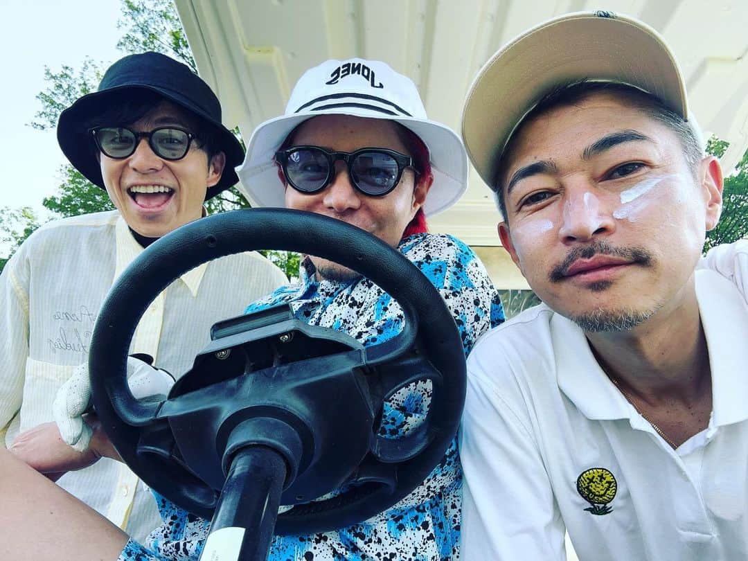 窪塚洋介のインスタグラム：「多摩ヒルズG.C.🇺🇸  2度目のエンジョイは、 お初の藤森くんと毎度の高木と3sam. 🏌️🏌️‍♂️🏌️ 一昨日、昨日のGLAMSAからの3連戦⛳️で少々疲れが出たのか 二日酔いのせいなのか分からんけど奮わず…w」