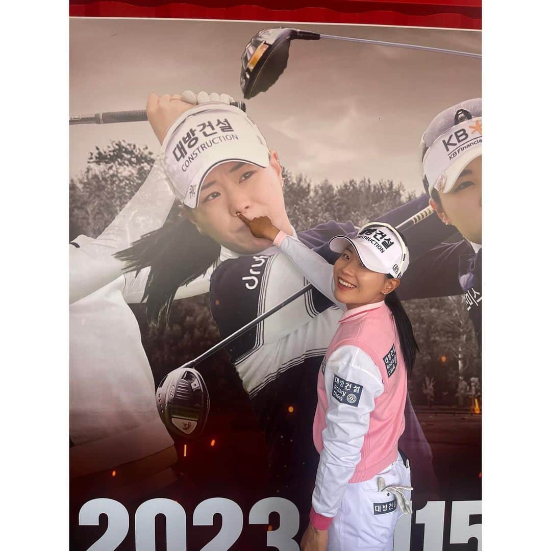 イ・ソミのインスタグラム：「. 요즘 내 컨셉! 솜사탕!☁️🍬🍭🌈 (마지막 사진은 비에 쫄딱 젖기 직전 근심 가득😞) . . . #klpga #golf #골프」