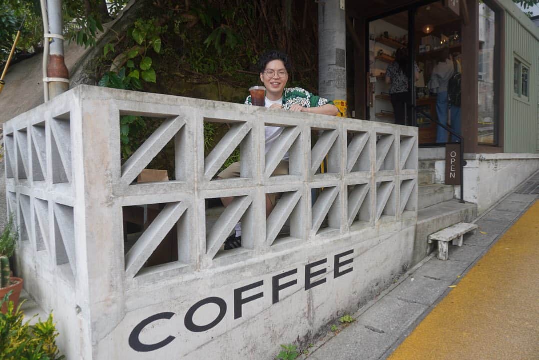 出井隼之介（ヤーレンズ）さんのインスタグラム写真 - (出井隼之介（ヤーレンズ）Instagram)「＂ヤマカスタンド＂(#沖縄)  やちむん通りでお買い物途中、疲れたので立ち寄った坂の途中にある電柱がいい感じなカフェ。コーヒーもスイーツも本格派、浅煎りのコーヒーとスコーン、ご馳走様でした。風が涼しくていつまでも居たかった。いつまでも居たら干からびちゃうからやめた。  #コーヒー #珈琲 #コーヒースタンド #コーヒー大好き #カフェ #カフェ巡り #カフェ部 #カフェ散歩 #喫茶店 #喫茶部 #cafe #cafetime #cafestagram #cafeculture #cafelife #coffee #coffeetime #coffeeshop #coffeebreak #coffeelove #coffeelovers #coffeeculture #coffeelife #coffeeholic #coffeeshopvibes #沖縄カフェ」5月28日 14時22分 - dei_junnosuke