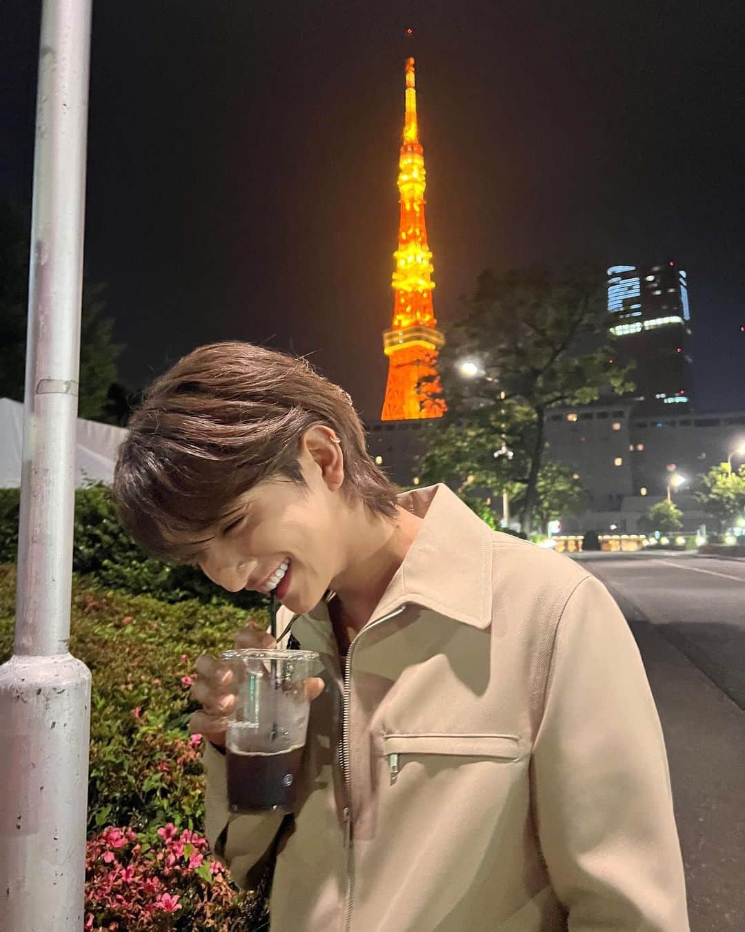 ジョシュアのインスタグラム：「Night stroll ~~🚶‍♀️💙」