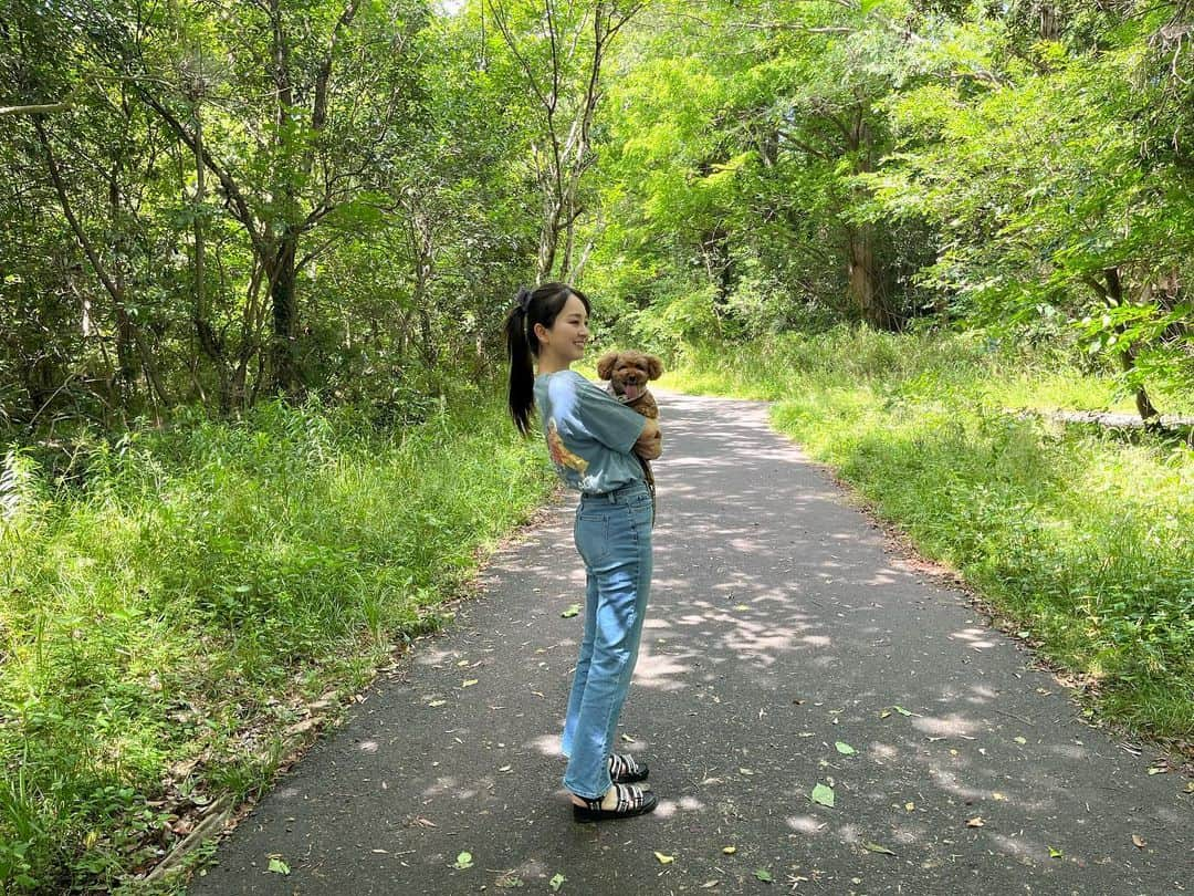 荒井レイラのインスタグラム：「お散歩日和☀️🐶💚」