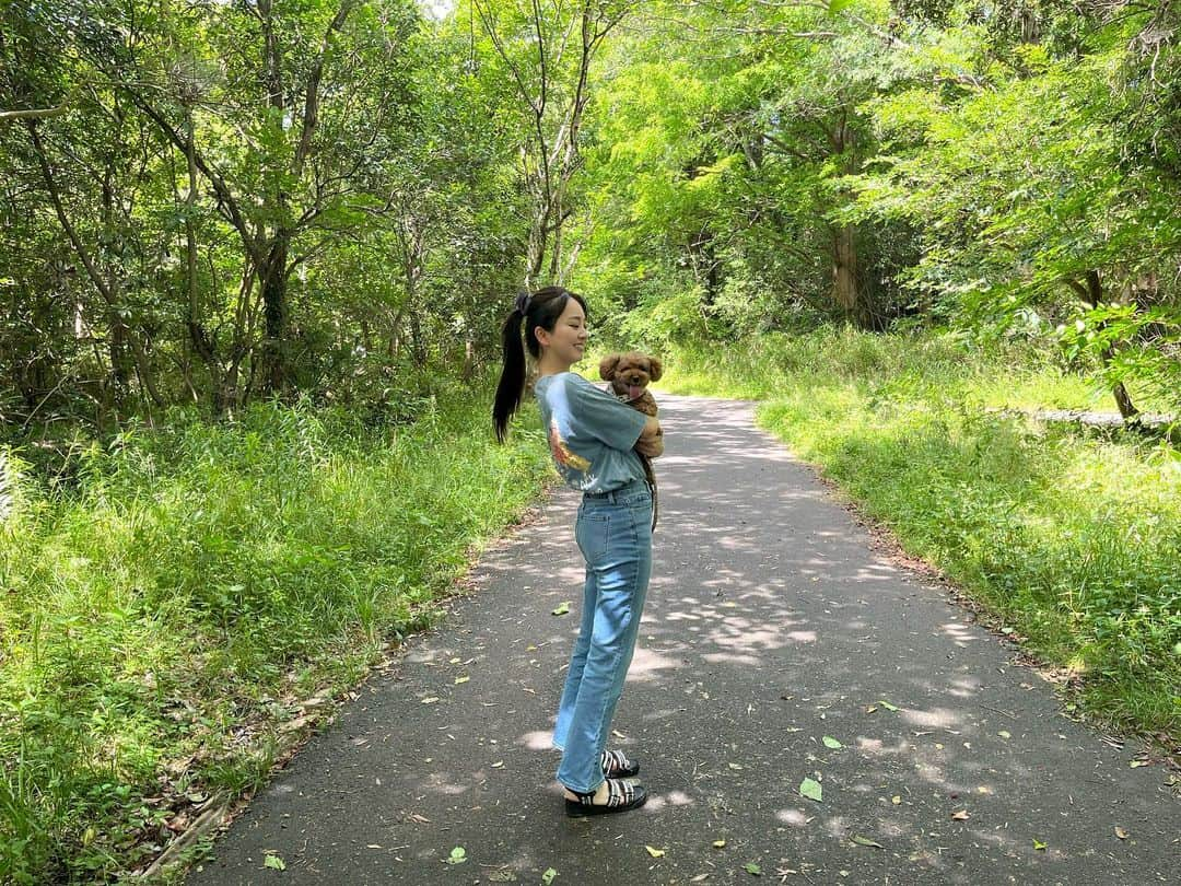 荒井レイラさんのインスタグラム写真 - (荒井レイラInstagram)「お散歩日和☀️🐶💚」5月28日 14時26分 - reira_arai_off