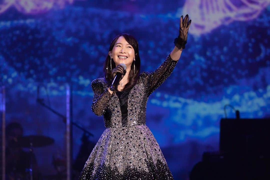 アグネス・チャンのインスタグラム：「昨日は香港の有名作詞家鄭國江さんのトリビュートコンサートでした。  私は3曲を歌いました。  出て来た途端に熱い声援と拍手が起きて、  胸が震えました。  2曲目歌い終わった段階でアンコールが起きました。  3曲目は大ヒットした「香港香港」と言う曲。  今は香港のテーマ曲の存在です。  昨日は作曲家も来席していたので、  記念すべきな場面でした。  イントロがなった段階で泣きそうになりました。  みんなでジェスチャーをやって、  最後は拍手が鳴り止まぬ、  アンコールが起きました。  会場は大盛り上がり‼️  メチャクチャ感動しました。。。。  ありがとう香港💕  ありがとうみんな💕  ありがとう作曲と作詞のお二人。  幸せな夜でした‼️」